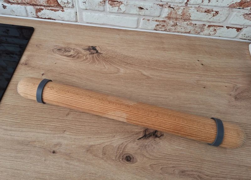 Wooden rolling pin fitted with 3 mm spacers for rolling pastry evenly