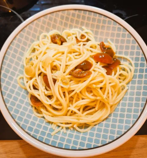 Spaghetti with olive oil, sliced garlic and cherry tomatoes