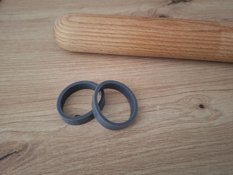 3 mm rolling pin spacers used to roll pastry to an even thickness